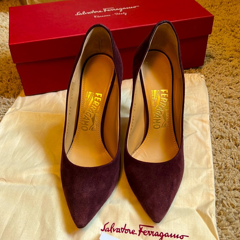 Suede pumps